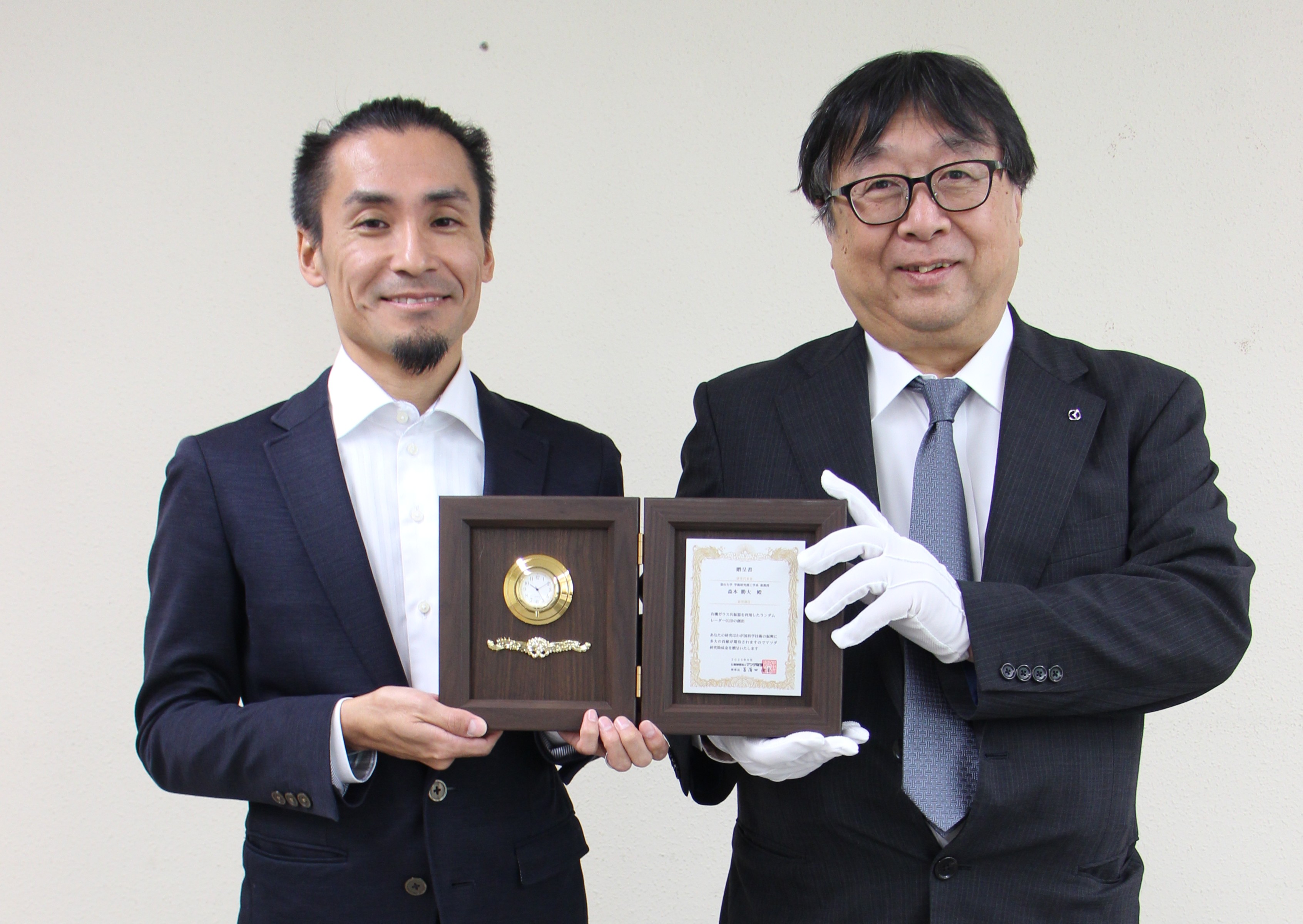 学術研究部工学系　森本勝大准教授（工学部工学科電気電子工学コース）が、「公益財団法人マツダ財団　第41回（2025年度）マツダ研究助成」に選出され、贈呈式が10月29日（水）に行われました。